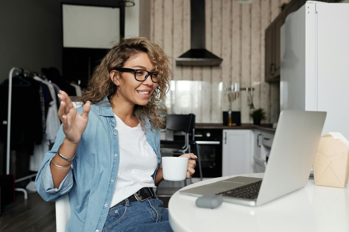 women having a meeting online