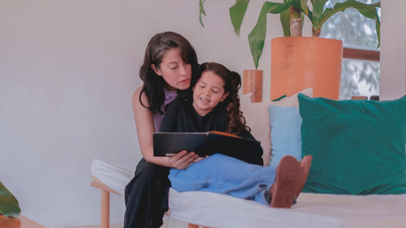 Therapist creating therapy goals with a kid
