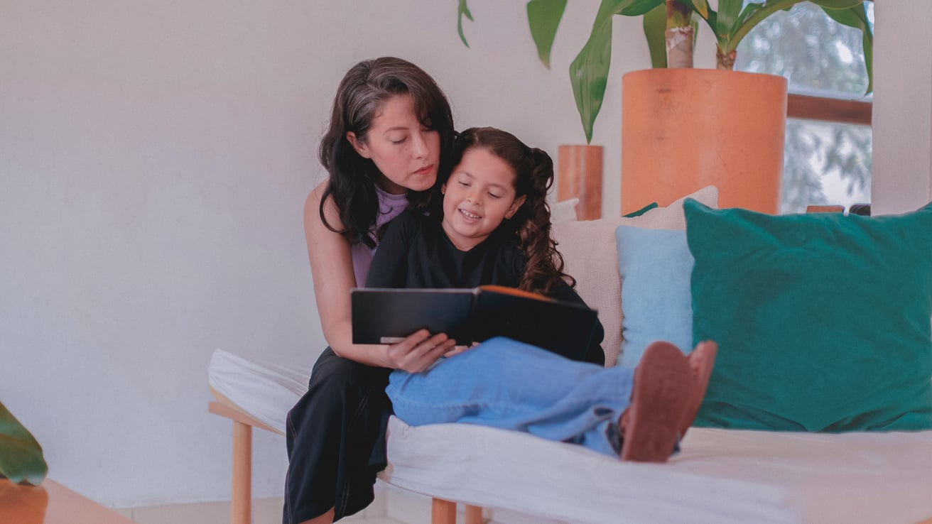 Therapist creating therapy goals with a kid