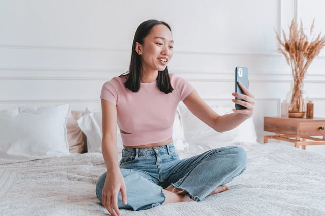 Youn women on her phone