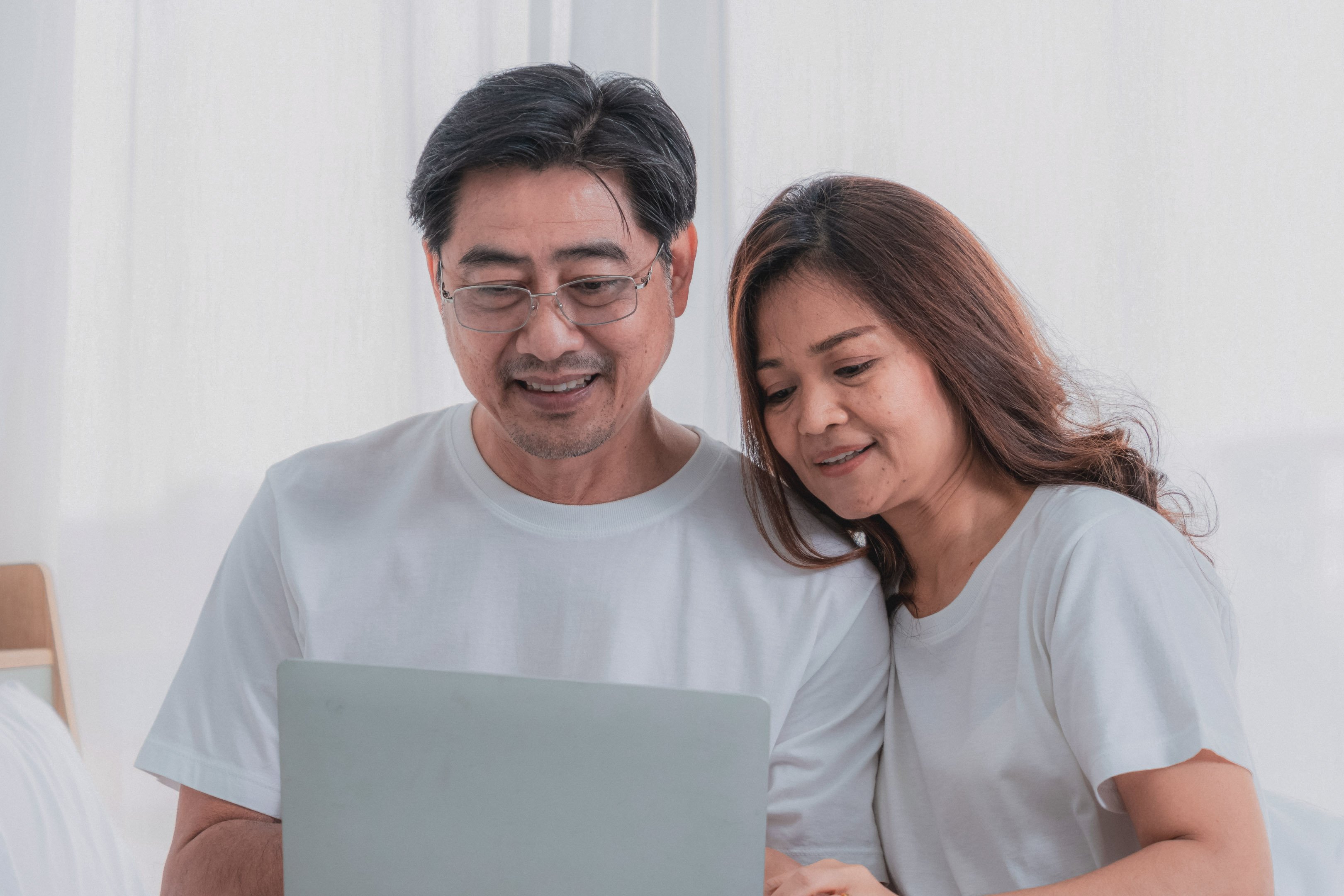 Parents participating in online family therapy