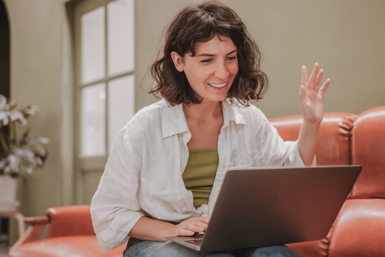 therapist smiling at their client on the computer