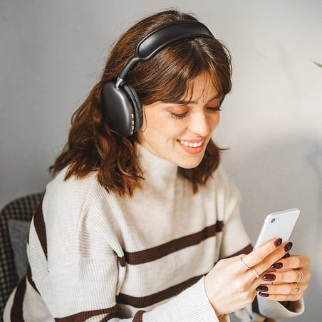 women listening to music