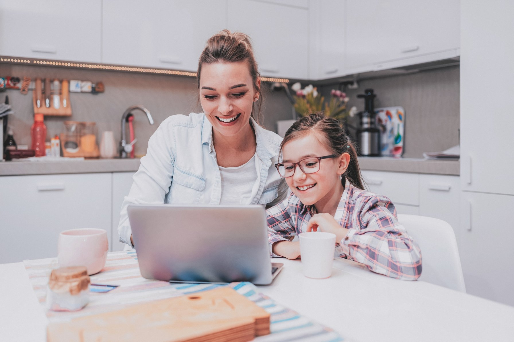 Mom and daughter looking for online therapy options