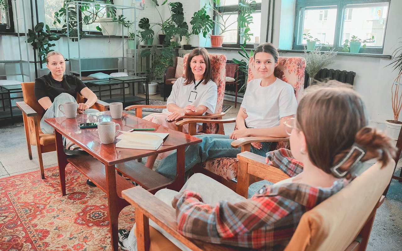 Group vs Individual Therapy: Choosing the Best Format for Your Kid or Teen
